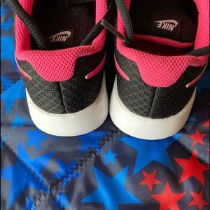 Black and pink little girls Nike. Size 12c